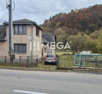 Dům na prodej na Československé armády ve Stakčíně, obklopený přírodou. Pozemky - bydlení.