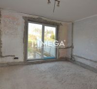 Renovace interiéru v rodinném domě, nevábné stěny, velké okno do exteriéru.