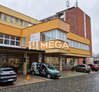 Budova s kancelářemi a parkovištěm na ul. 26. listopadu v Humenném.