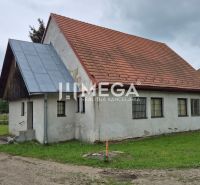 Budova s červenou střechou v Zboji obklopená zelení a sousedními domy, využitelná jako obchodní prostory.