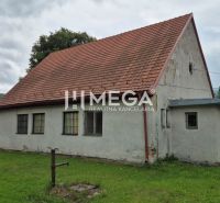 Obchodní prostory v Zboji s venkovským domkem a zahradou v přírodním prostředí.