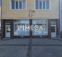 Obchodní prostory na Náměstí Svobody v Humenném s výlohou a vstupními dveřmi v přízemí.