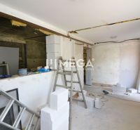 Výrobní prostory ve výstavbě s žebříkem a stavebním materiálem, podlaha s dřevěným dekorem.