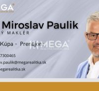 Vizitka realitního makléře s kontaktními informacemi a logem kanceláře.