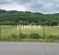 Pozemky - bydlení v Zubním, zelené louky, oplocení, auto u cesty, zalesněné kopce.