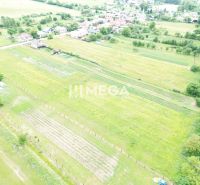 Letecký pohled na Pozemky - bydlení v Zubním s okolní přírodou a domy.