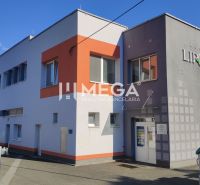 Budova kanceláří na ulici Lipová v Humenném s čistou fasádou a parkováním.
