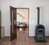V rodinném domě jsou kamna, skříně, dveře a podlaha s dřevěným dekorem.