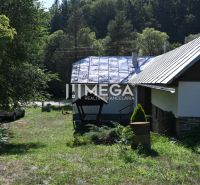 Rodinný dům v Kolbasově obklopený zelení a trávníkem na ulici Kolbasov.