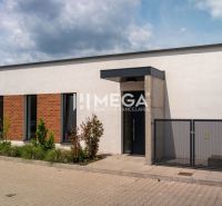 Rodinný dům na Kaštanové ulici v Humenném s moderní fasádou a pěknou zahradou.