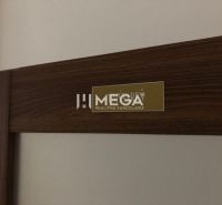 Interiér budovy s detailem na tabulku realitní kanceláře a certifikát ověření.
