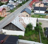 Ulice Míru ve Stakčíně s obchodními prostory a okolními domy.