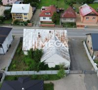 Pohled na budovy na ulici Míru ve Stakčíně obklopené zelení, vhodné pro obchodní prostory.