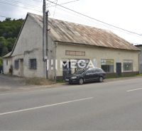 Obchodní prostory na ulici Míru ve Stakčíně, u cesty a zaparkované auto.