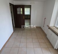 Interiér 3-pokojového bytu s dlažbou a dřevěnými dveřmi, prosvětlený denním světlem.