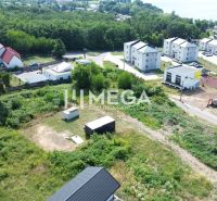 Pozemky - bydlení, Klokočov, Klokočov; výhled na přírodu a okolní budovy.
