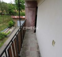 Balkon s výhledem na zahradu u 5 a více pokojového bytu na Gagarinově ulici v Snině.