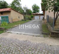 Exteriér 5 a více pokojového bytu na Gagarinově ulici v Snině, s garáží a příjezdovou cestou.