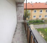 Balkon 5 a vícepokojového bytu na Gagarinově ulici v Snině.