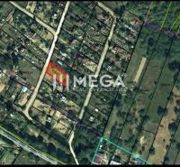 Mapa parcel v Zahradách Snina se zvýrazněným pozemkem a okolím na Jesenského ulici.