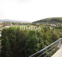Výhled z balkonu na sportovní hřiště s lesnatým okolím ve Snině na Palárikově ulici.