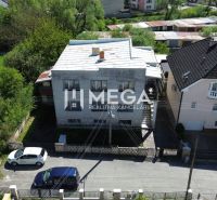 Rodinný dům na Gagarinově ulici ve Snině obklopený zelení a sousedními budovami.