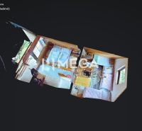 3D půdorys chaty se dvěma ložnicemi, zařízenými postelemi a nábytkem.