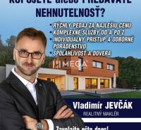 Reklama na realitní kancelář s moderním rodinným domem a kontaktními údaji makléře.