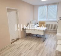 Interiér obchodního prostoru s psacím stolem, židlemi a umyvadlem, podlaha s dřevěným dekorem.