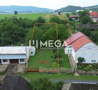 Pozemek v Oľšinkově vhodný k bydlení, obklopený zelení a nedalekými domy.