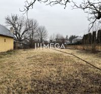 Pozemek - bydlení v Modre nad Cirochou s travnatou plochou a okolím.
