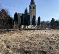 Pozemky - bydlení v Modré nad Cirochou se scenérií kostela.