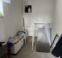 Schodiště s úložným prostorem a měřicím zařízením v rodinném domě.