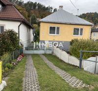 Rodinný dům na Jesenského ulici v Snině s trávníkem a zahradou.
