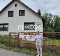 Rodinný dům ve Zboji s pozemkem ohraničeným kovovým plotem a velkou zahradou.