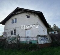 Rodinný dům v obci Svinica, na ulici Svinica, s omítnutou fasádou a okolní vegetací.