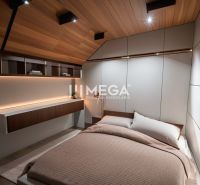Ložnice v rodinném domě s dřevěným dekorem na stropě a podlaze, elegantní úložné prostory.