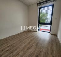 Kancelář s podlahou s dřevěným dekorem a velkým oknem, jednoduchý interiér.