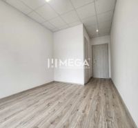 Kanceláře s podlahou s dřevěným dekorem a bílými stěnami.