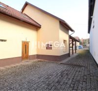 Exteriér obchodních prostor na ulici M. R. Štefánika, Vranov nad Topľou.
