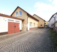 Exteriér obchodních prostor s garážemi na ulici M. R. Štefánika, Vranov nad Topľou.