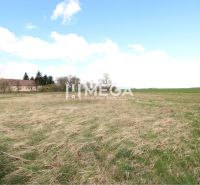 Široký pohled na pozemky - bydlení ve Vranově nad Topľou, obklopené přírodou a stavbami.