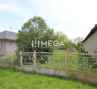 Exteriér v Senném se starším plotem a dvěma domy, pozemky - bydlení.