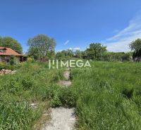 Pozemky - bydlení ve Velké Idě na ulici Velká Ida, Gomboš, obklopené zelení a stromy.