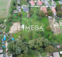 Letecký pohled na pozemky - bydlení ve Velké Ide, Gomboši se zahradami a domy.