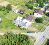 Letecký pohled na pozemky - bydlení v Ondavských Matiašovcích s domy a zahradami.