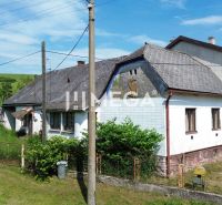 Starší dům s dřevěným dekorem v zelených Ondavských Matiašovcích, ideální pro pozemky - bydlení.