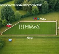 Pozemky pro bydlení obklopené zelení v Ondavských Matiašovcích, s rozměry a přírodním prostředím.