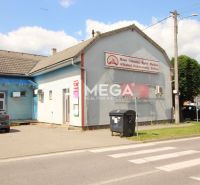Obchodní prostory na ulici Duklianských hrdinů, Vranov nad Topľou, u frekventované silnice.