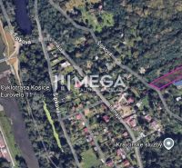 Pohled shora na pozemky - bydlení na Šípkové ulici v Košicích IV, obklopené zelení.